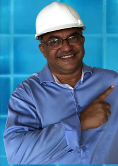 Eng. Claudevan Macedo Bandeira usando capacete branco e óculos